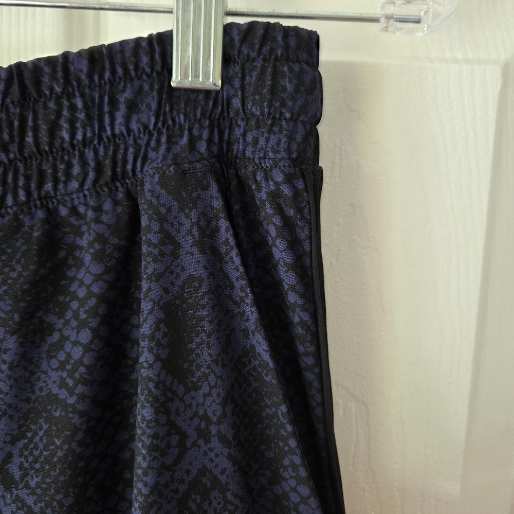 Athleta Joggers Size 4 Brooklyn Python Printed - image 7